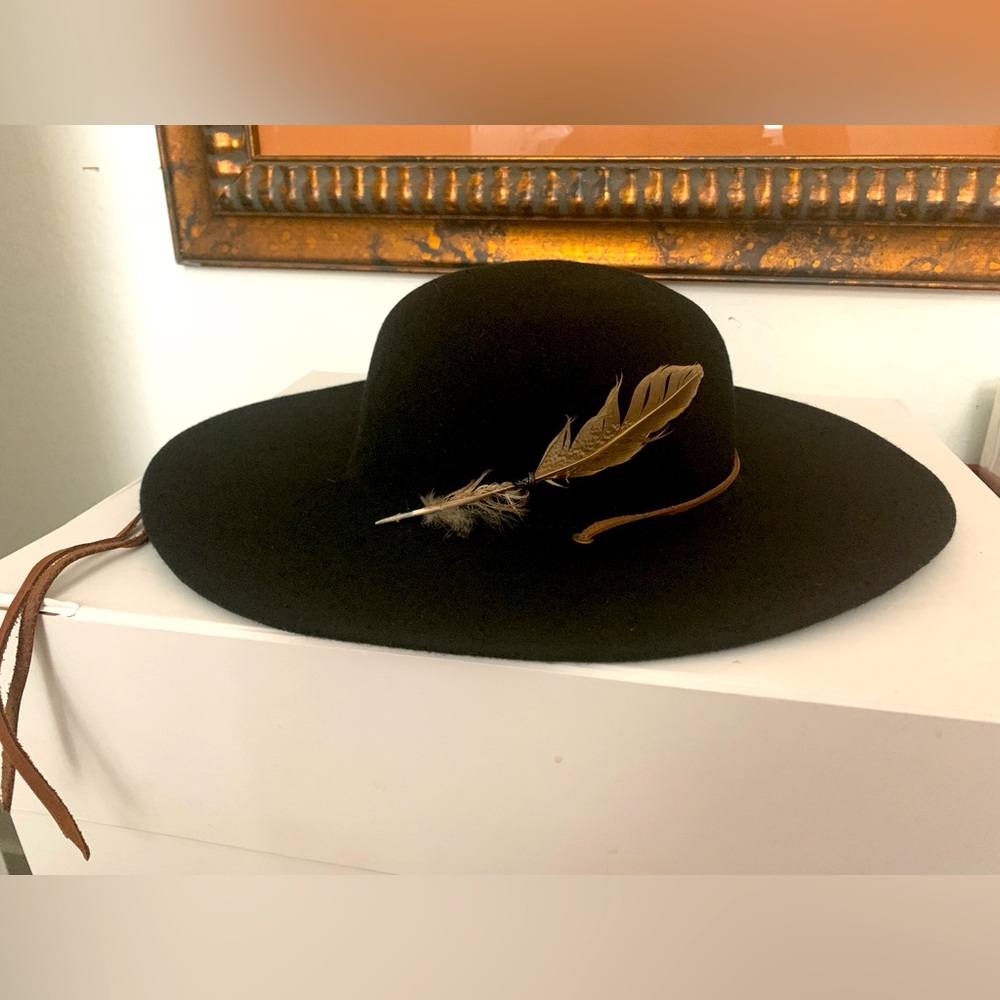 San Diego Hat Co. Black Hat with Feather❤️